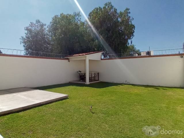 Casa pequeña en venta con terreno amplio en Tequisquiapan.