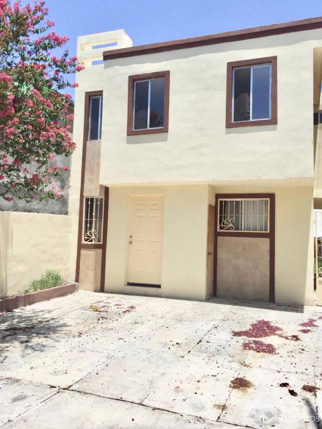 Casa en venta en Montemorelos, Col. Alondras, en la entrada (atrás de la coca cola ). A media cuadra de la cruz roja y la escuela.