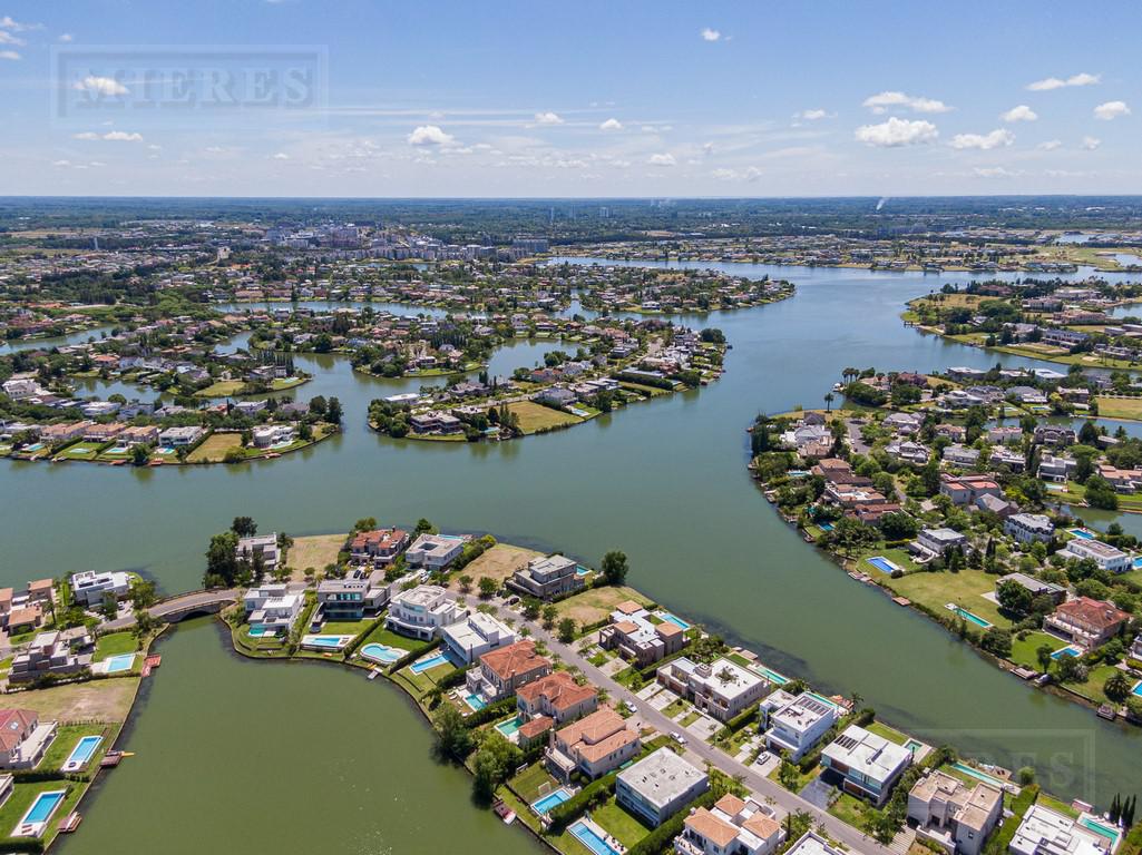 Casa en Venta con renta al Lago - Los Alisos, Nordelta.