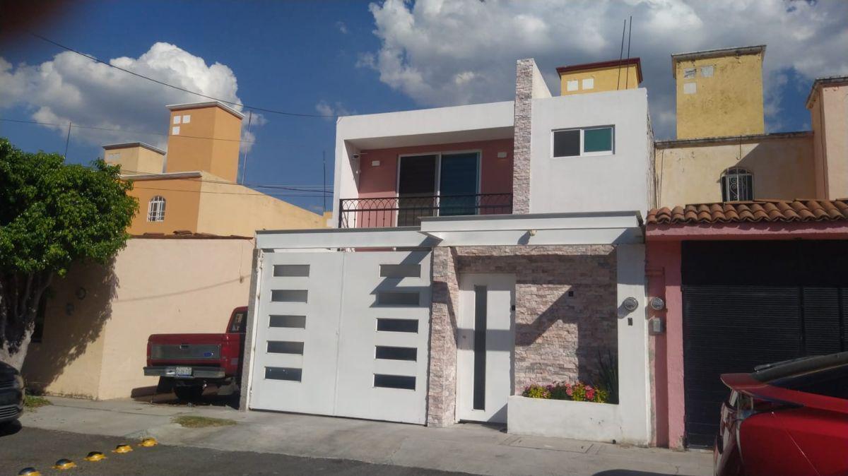 Se Vende Casa en Candiles, GRAN UBICACÓN, 3 Recamaras, 2.5 Baños, Cochera..