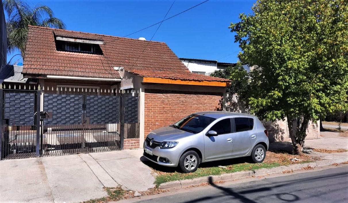 Casa 3 ambientes cochera jardin duplex