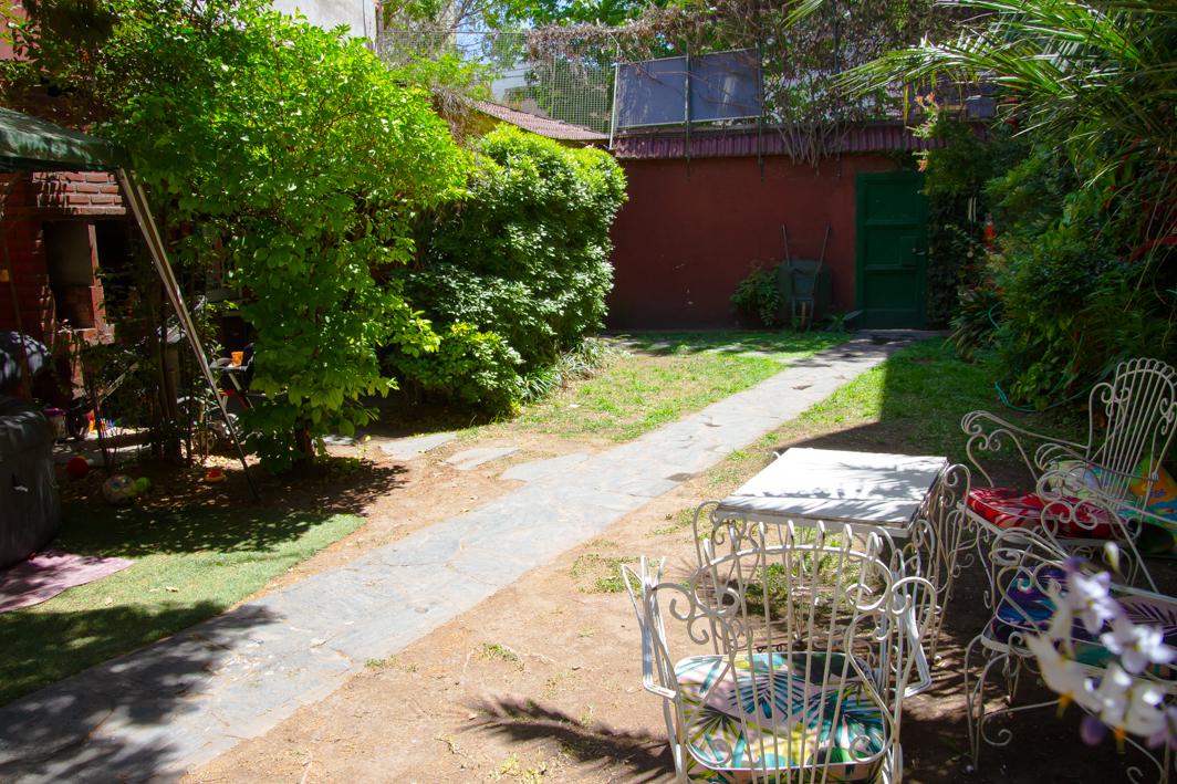 Venta casa con jardín en Monte Castro