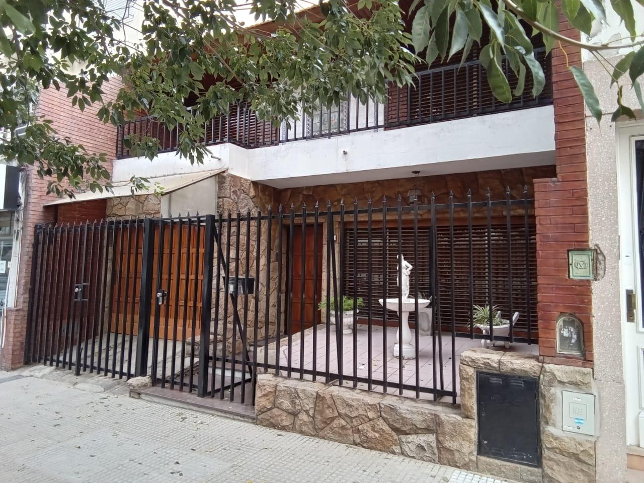 Casa en  venta 4 ambientes quincho c/ dependencia cochera jardin