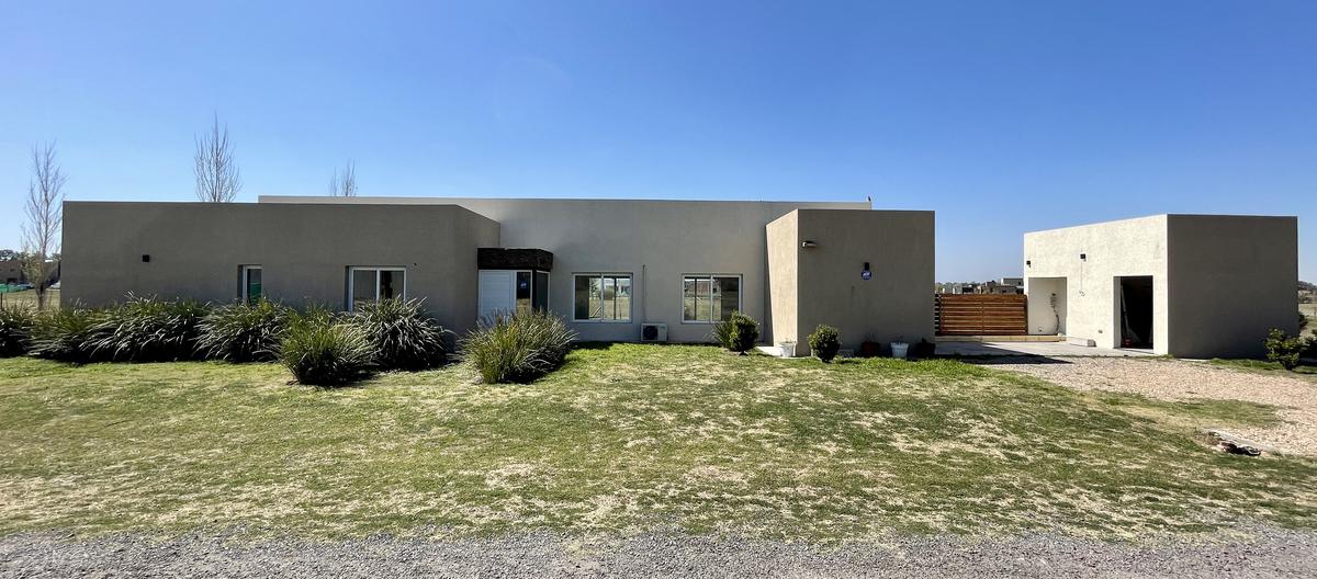 Casa a la venta en   barrio cerrado los juncos lujan