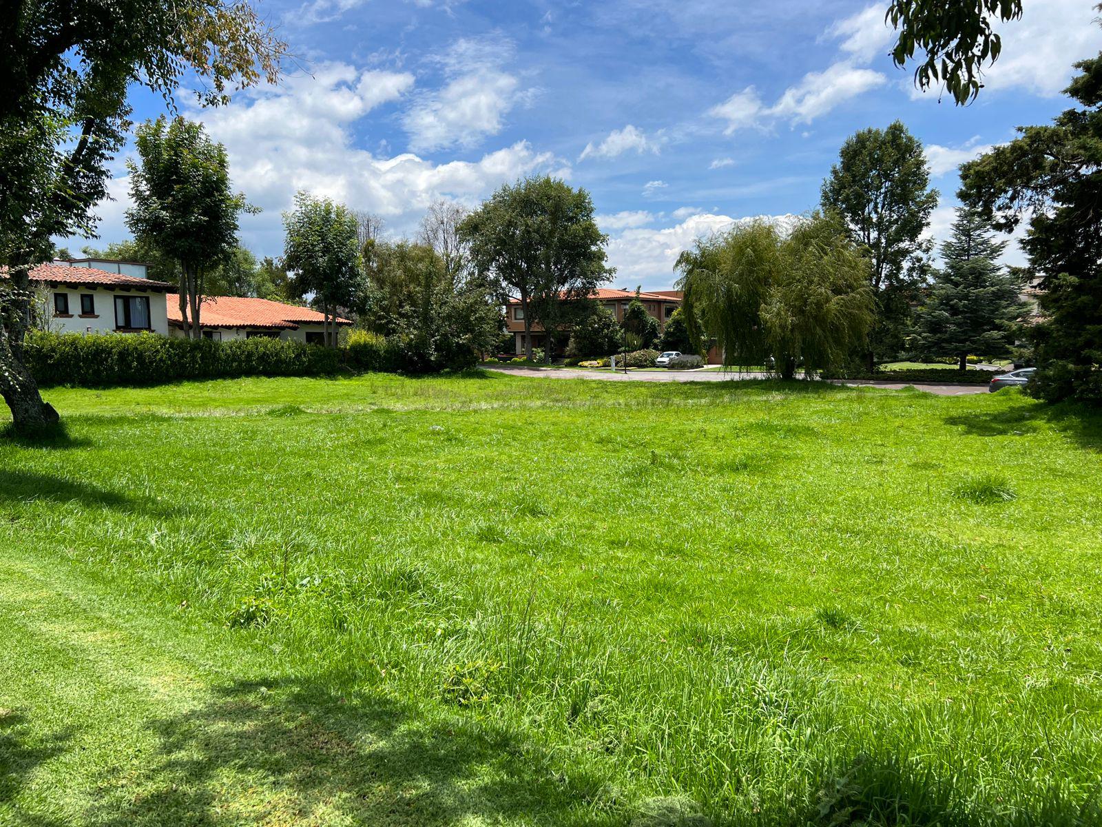 Terreno plano con dos frentes en Club de Golf los Encinos