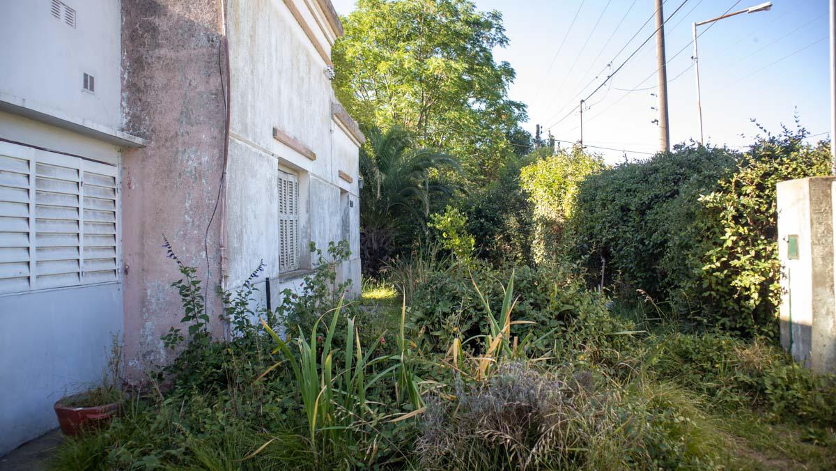 Casa antigua a reciclar con gran terreno en Empalme Lobos