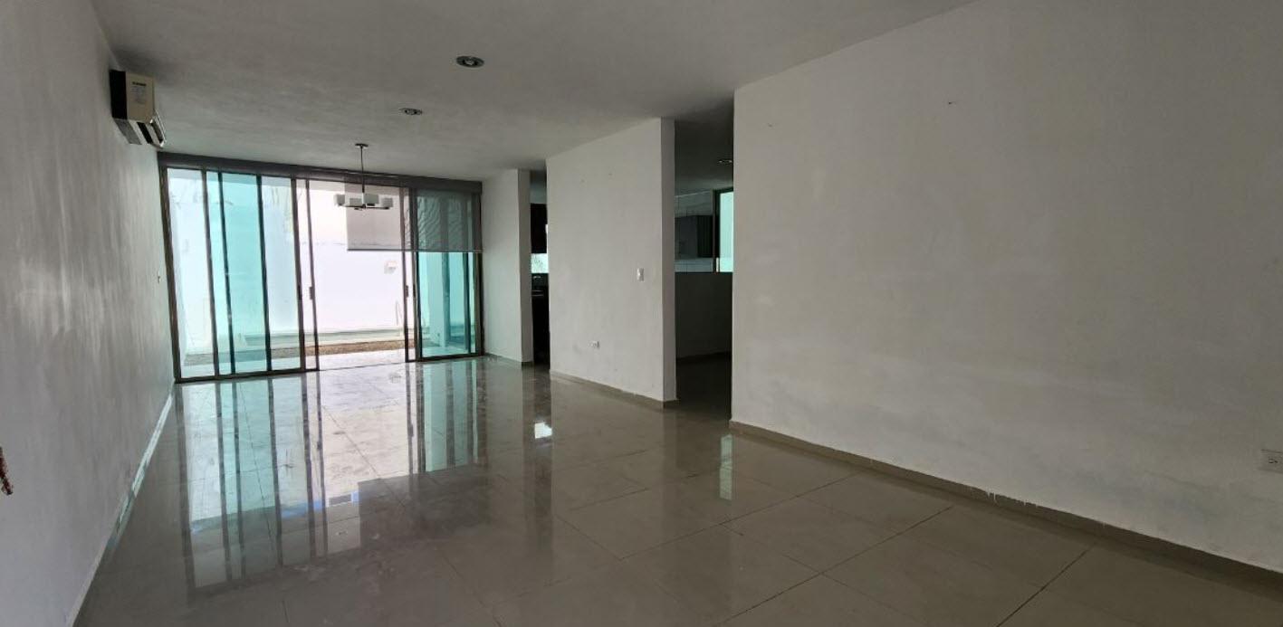 Casa en Venta Real Montejo SOBRE AV. COMERCIAL