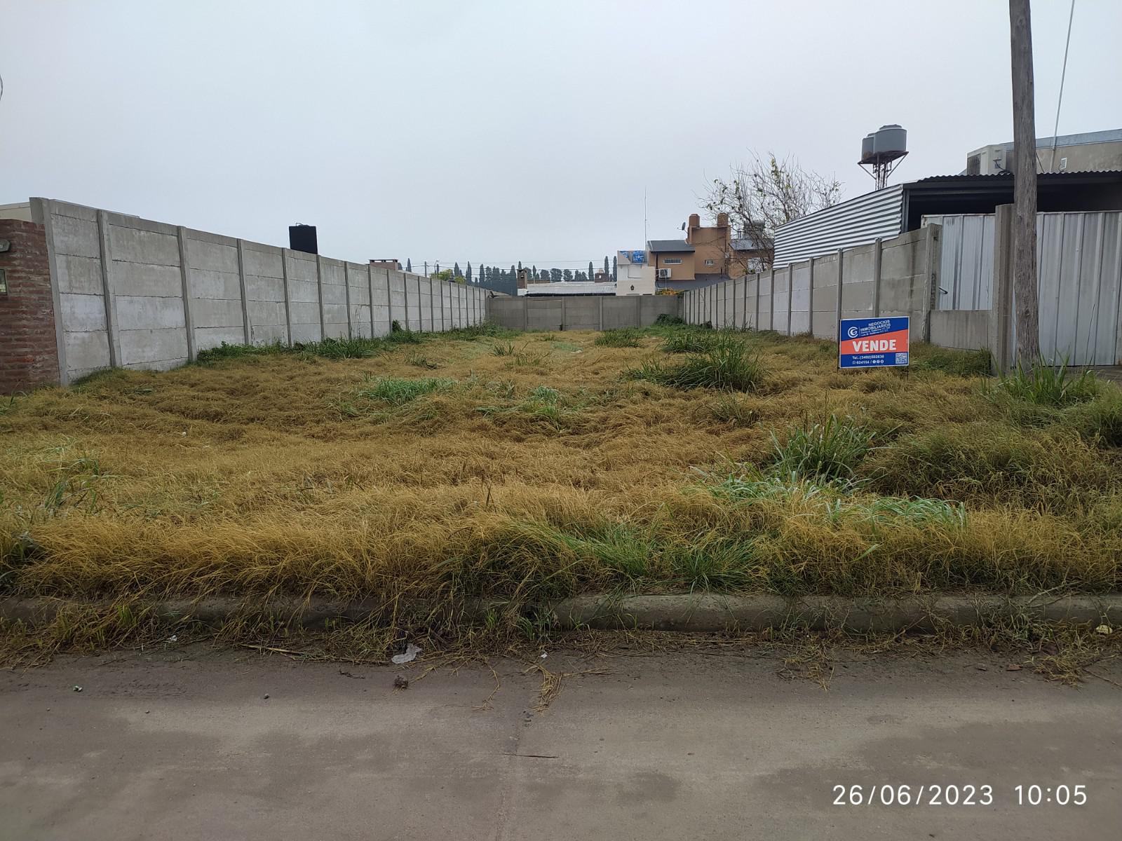 Terreno en  avenida Peron , barrio Los arces , unico a 1 cuadra y media del nuevo Hospital.10 x 34 , consta de dos medianeras y tapial al fondo.imperdible oportunidad de desarrollo a muy buen precio