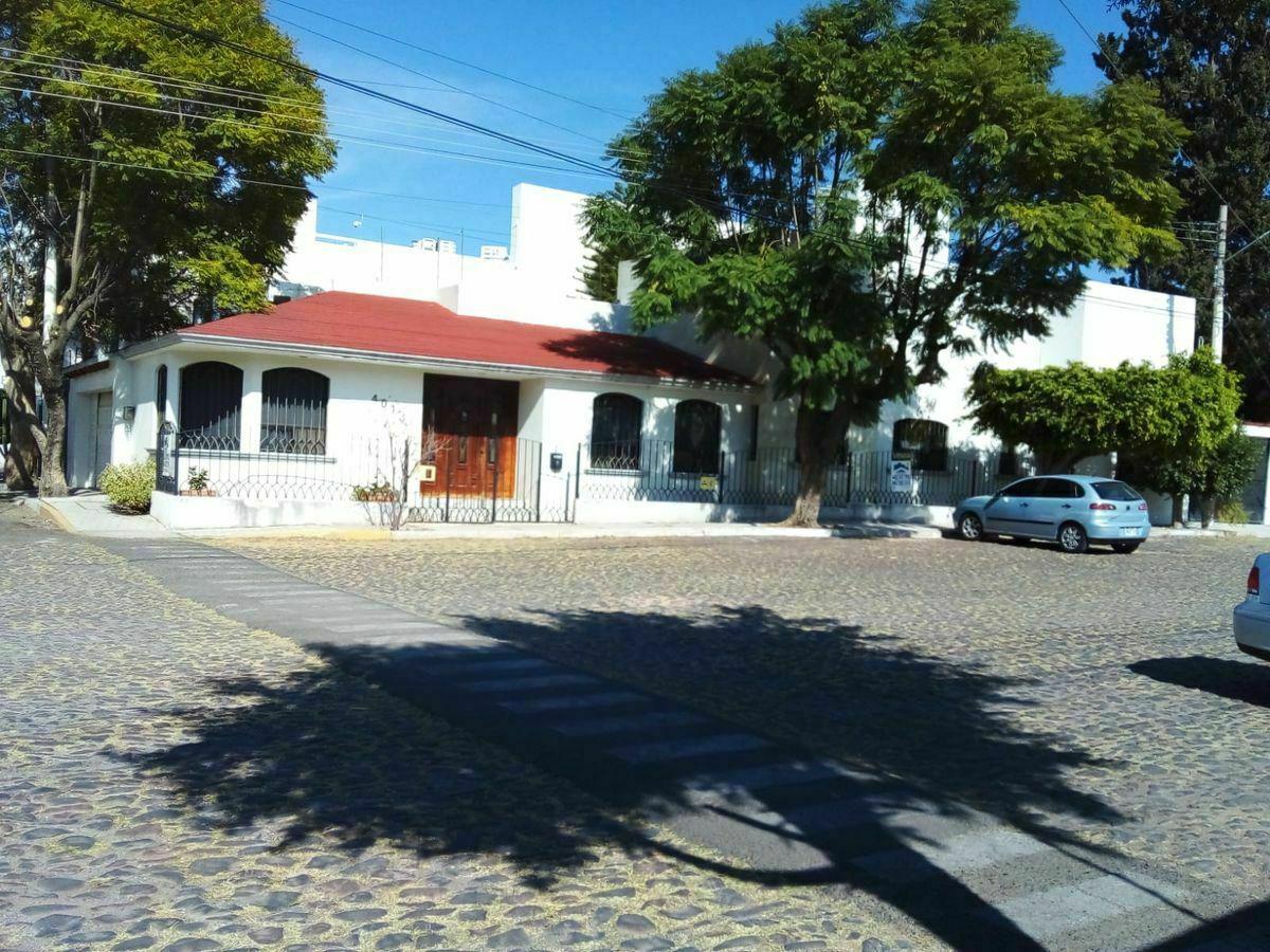 Preciosa Casa en Carretas con Gran Ubicación en la mejor Calle de Carretas.