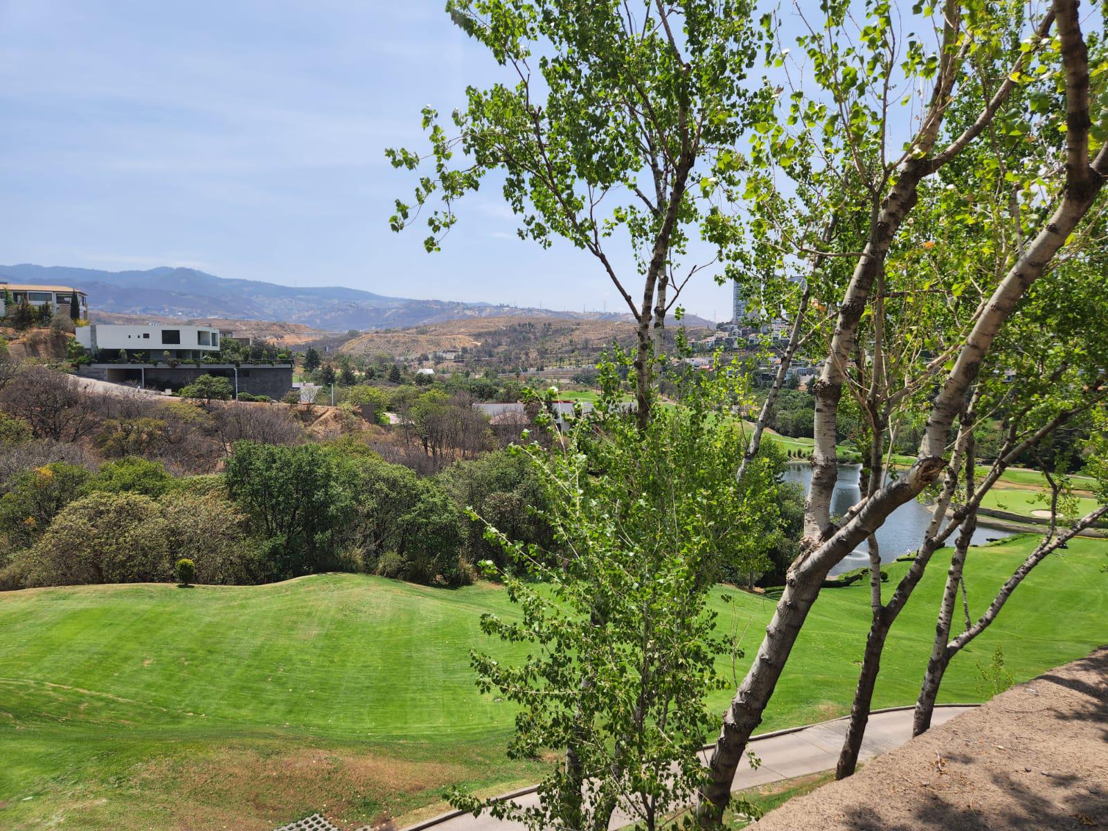 Terreno con Espectacular Vista al Campo de Golf, La Joya-Bosque Real