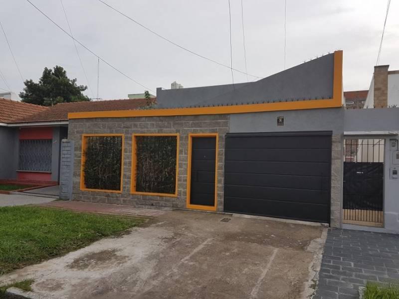 VENDE casa al frente 3 amb. con jardín y garaje. En Remedios de Escalada