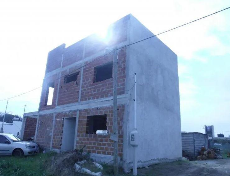 Casa en venta - 2 dormitorios, 2 baños, cochera - 100mts2 sobre lote de 300mts2 - Arana