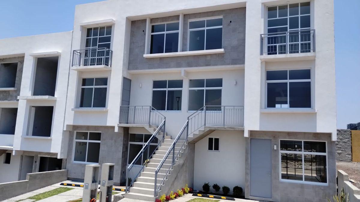 Se Vende Town House en Corregidora, Construcción 136 m2, 3 Habitaciones 2.5 Baño