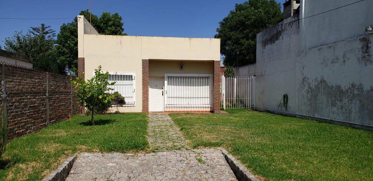 Casa en  venta en una planta con jardin