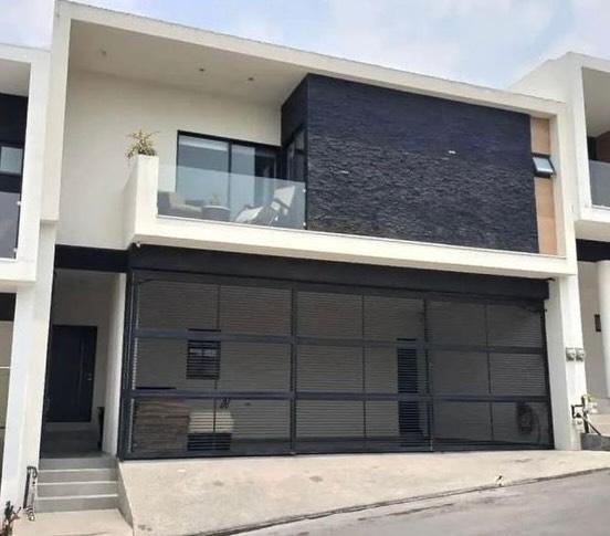 CASA EN VENTA FRENTE A PARQUE EN BOSQUES DE VISTANCIA