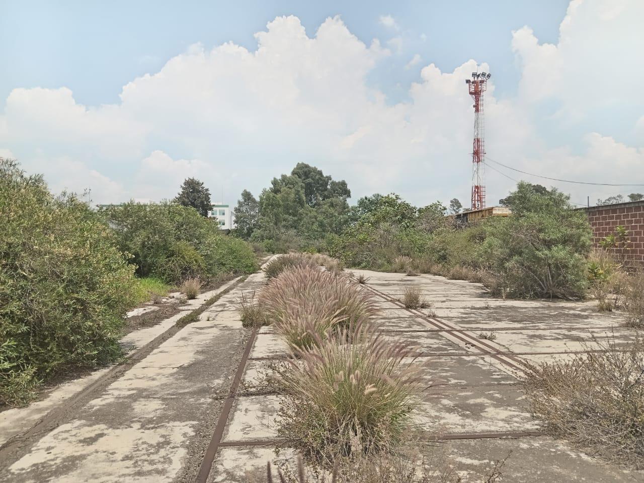 Venta de terreno con dos espuelas de ferrocarril