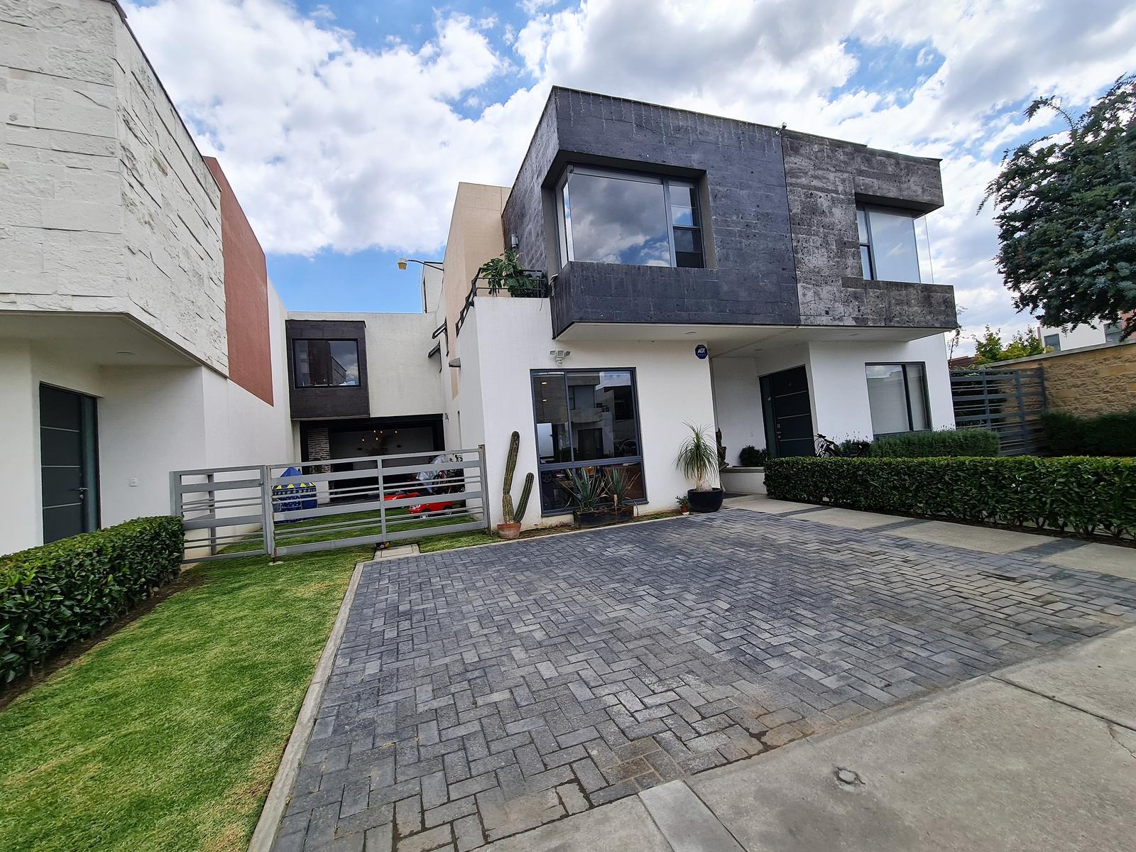 CASA EN VILLAS DEL CAMPO CON EXCEDENTE DE TERRENO