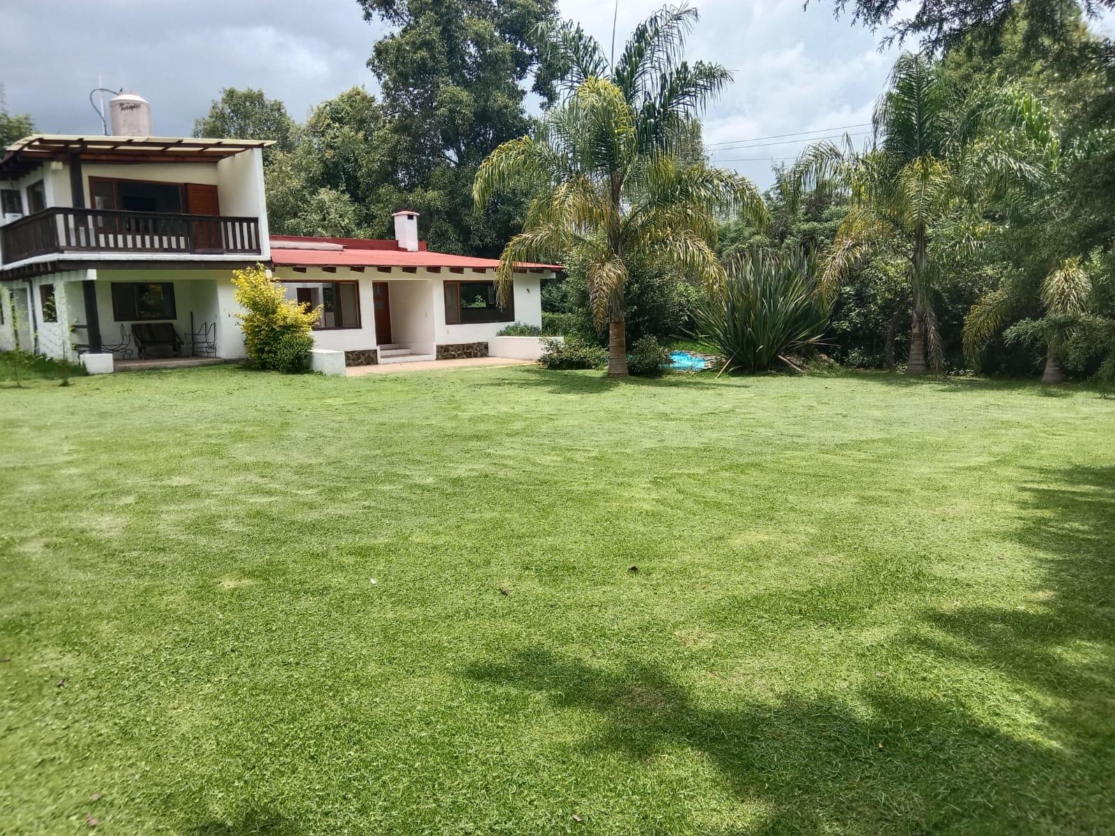 Casa con gran jardín en bosque en Acatitlán, Valle de Bravo