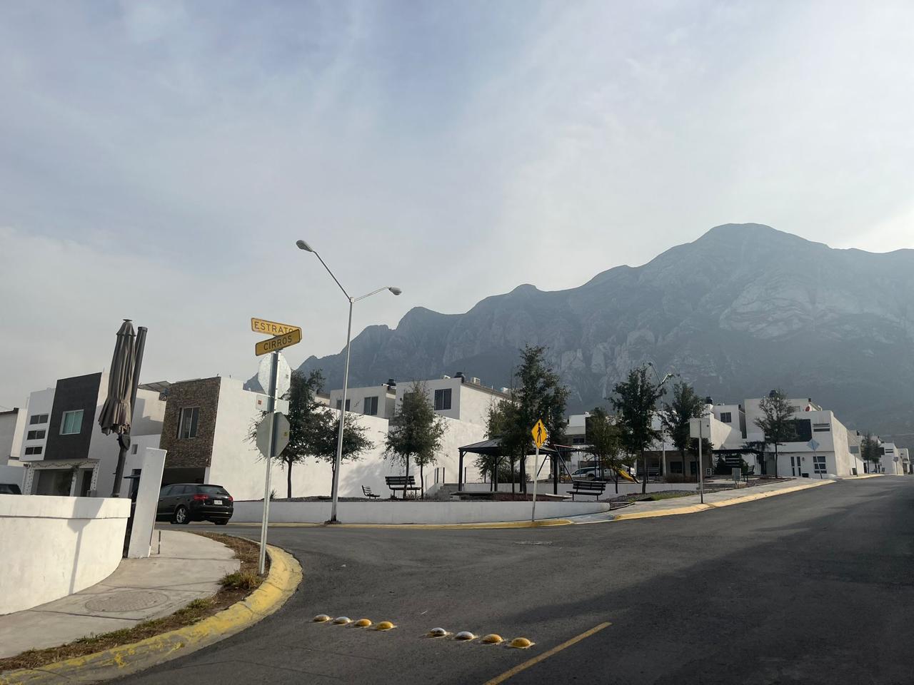 CASA EN RENTA EN FRACCIONAMIENTO LAS NUBES EN SANTA CATARINA