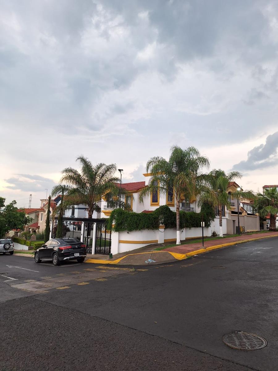 Hermosa Casa Remodelada en Urbi Montecarlo 4 En esquina.