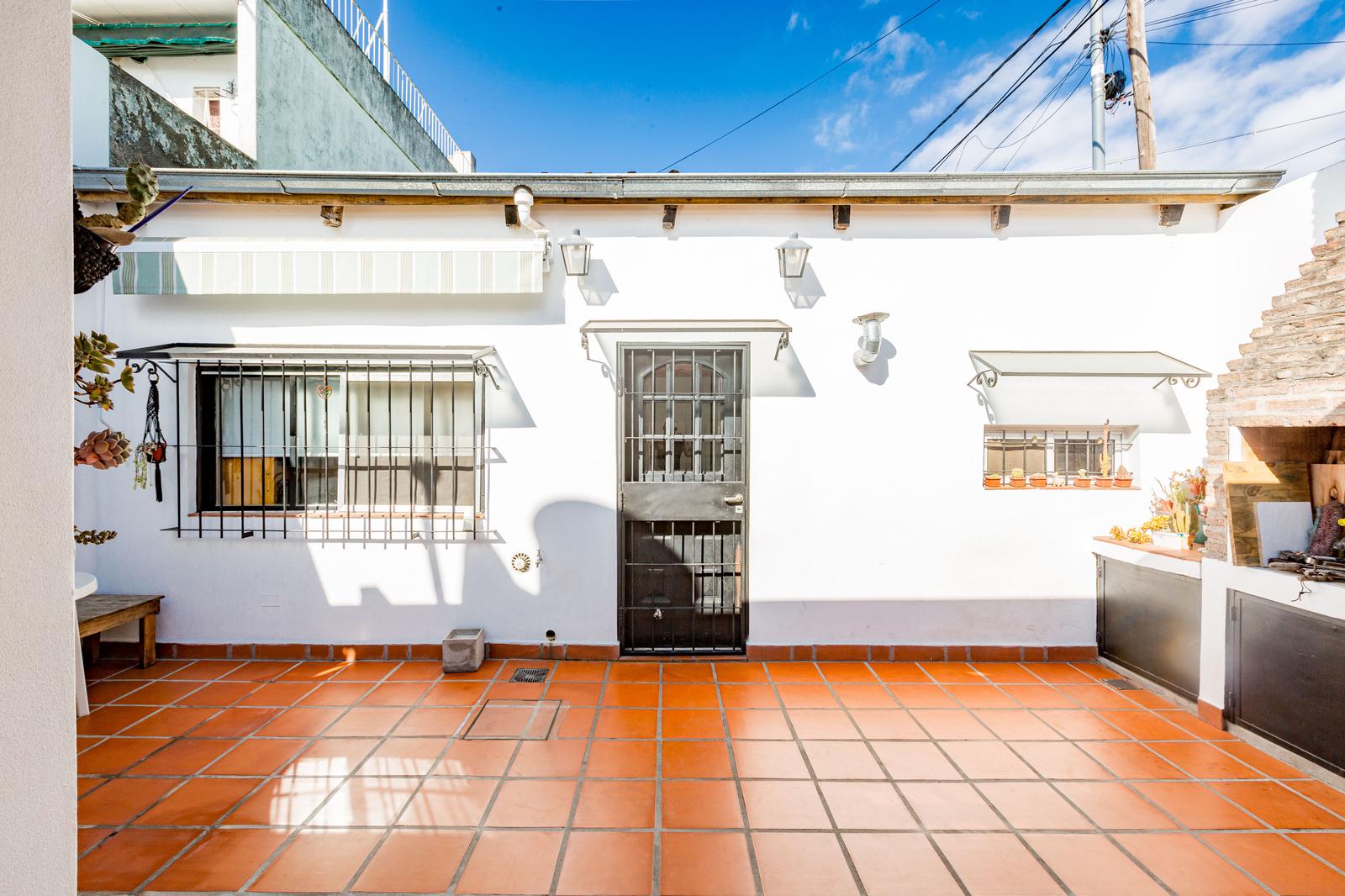 VENTA - Casa de 2 Dormitorios con Patio y Cochera - Azcuénaga, Rosario.