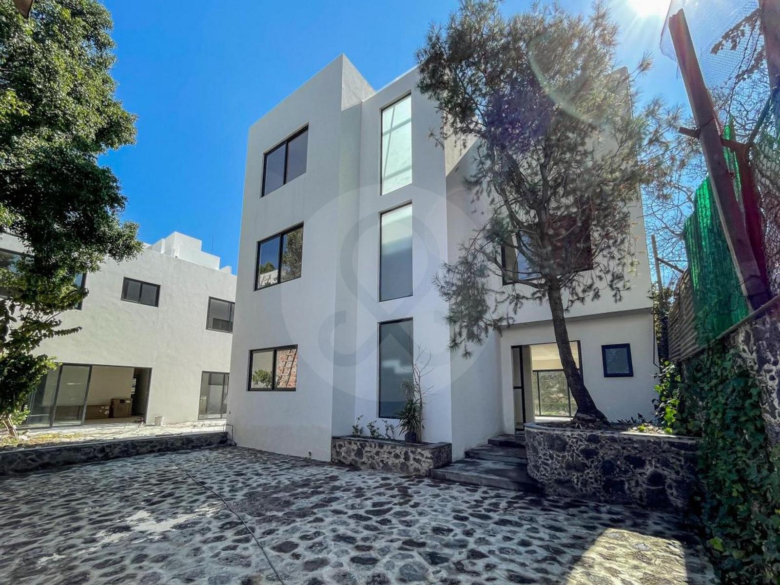 Venta de moderna casa de lujo en Jardines del Pedregal con Roof Garden y jardín privado