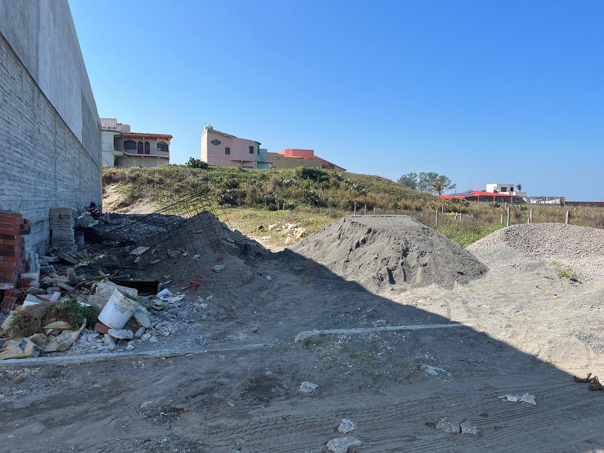 Terreno Residencial en VENTA de 437 m2, a 25 metros de la playa, con servicios de agua y luz