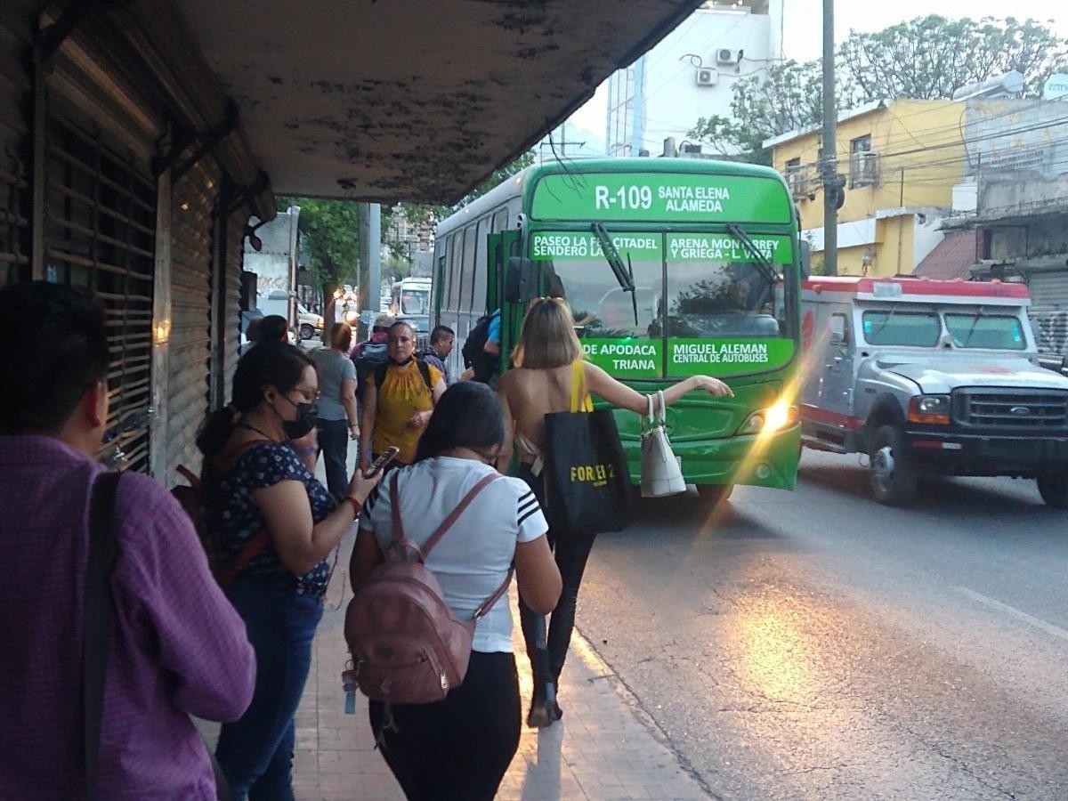 Edificio de departamentos con locales