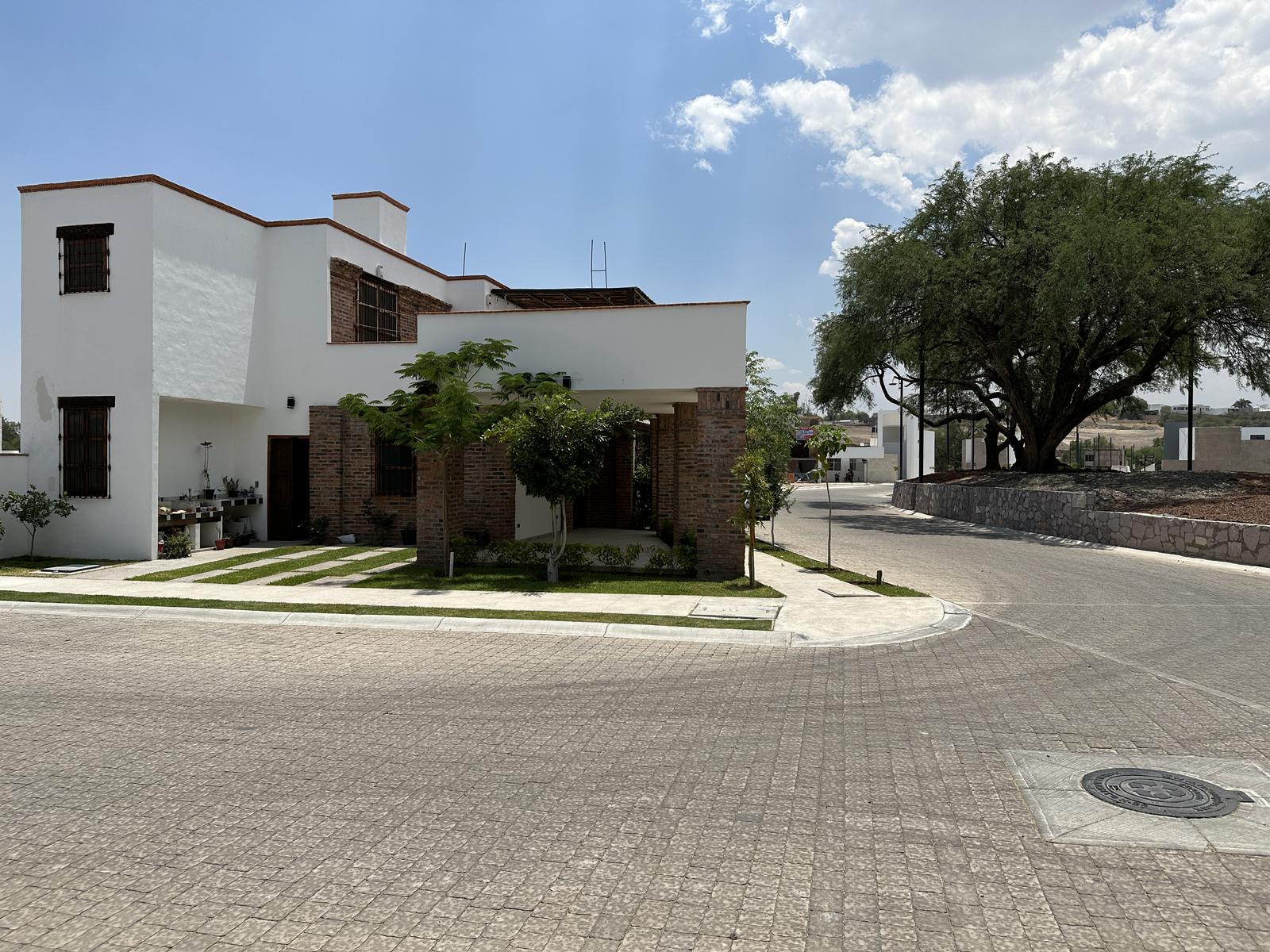 COMPRA CASA CON ROOF GARDEN SANTA BARBARA AGUASCALIENTES AMK