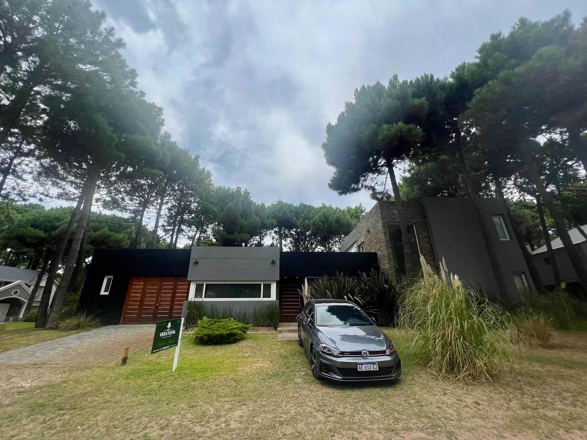 Casa en venta - 4 Dormitorios 3 Baños 2 Cocheras - 1000Mts2 - Pinamar