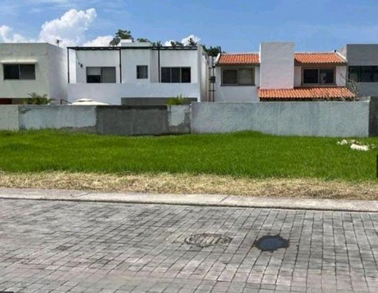 Terreno Plano en venta en condominio sobre Par Vial Jiutepec