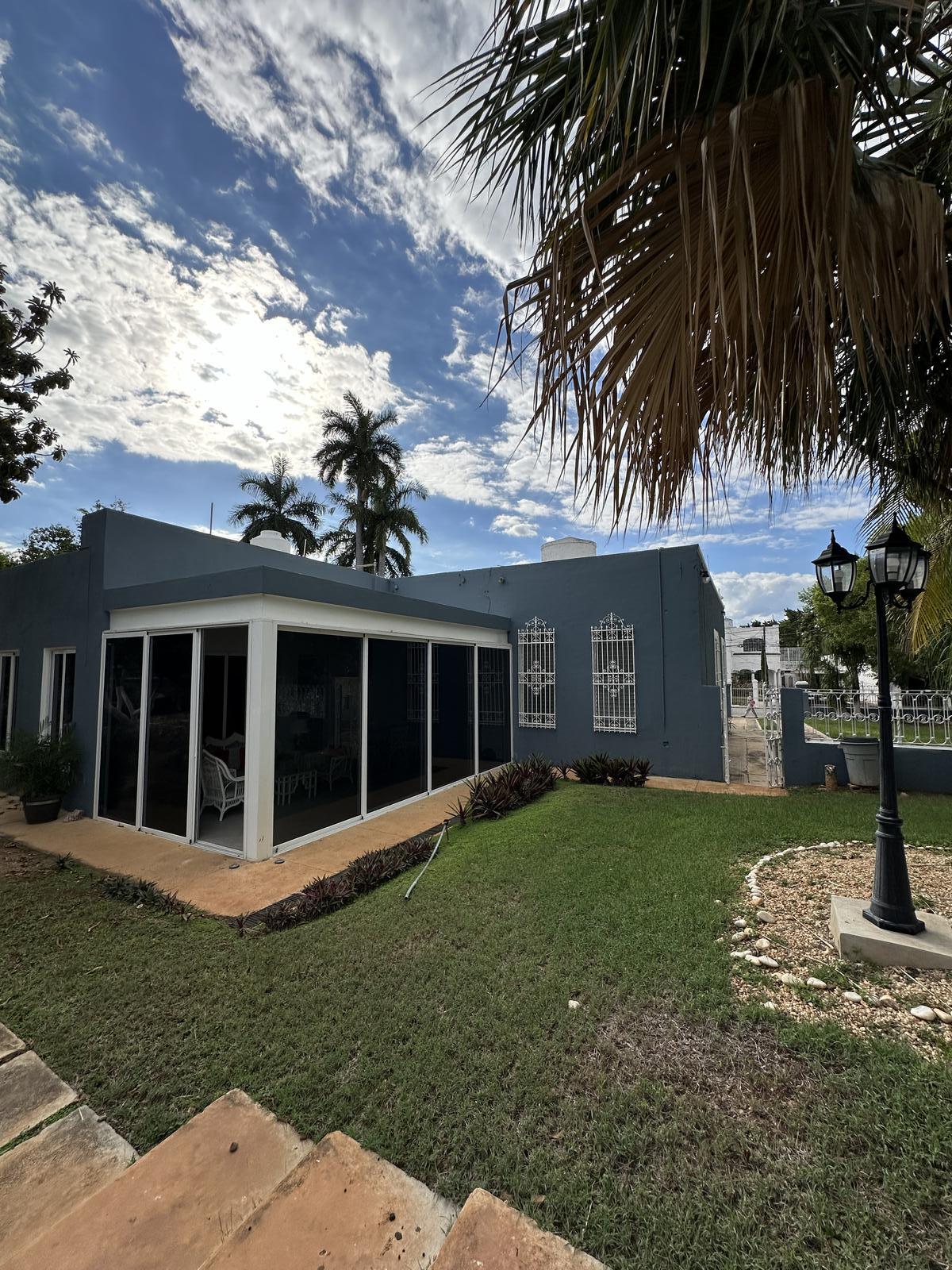 Casa de una planta colonial amueblada en  Renta