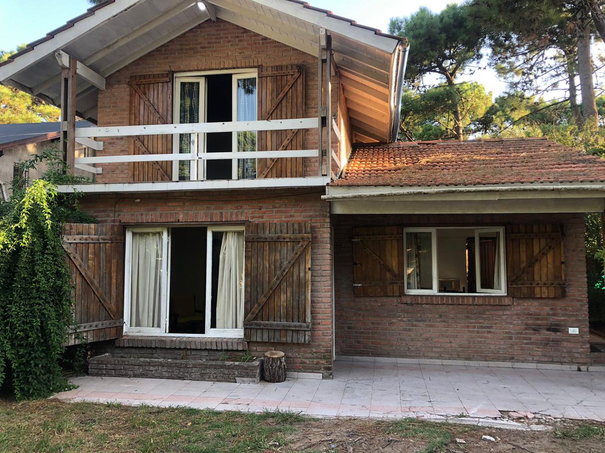 Venta - Casa con Locales Sobre lote Multifamiliar en Pinamar - Buena ubicacion