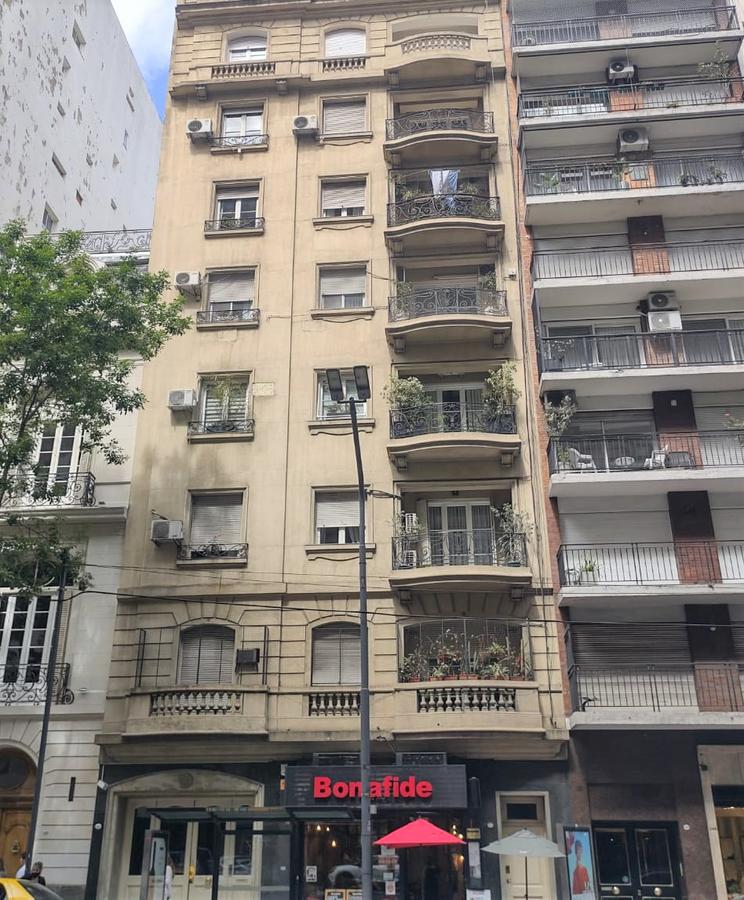 Av. Callao y Arenales. Semipiso alto y muy luminoso.