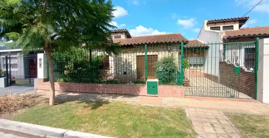 Casa en venta - 3 Dormitorios 1 Baño - Cochera - 300Mts2 - Ituzaingó Norte