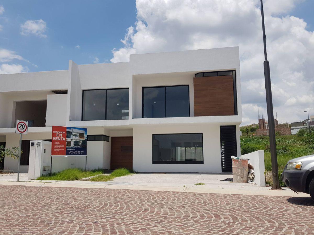 Residencia en Lomas de Juriquilla, 4 Habitaciones con  Baño Completo y Vestidor