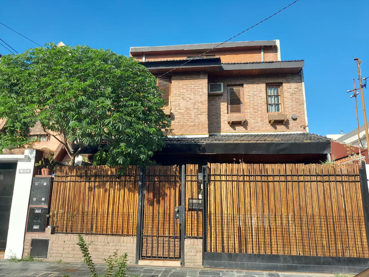 Casa tipo PH de 4 amb al frente en Martinez