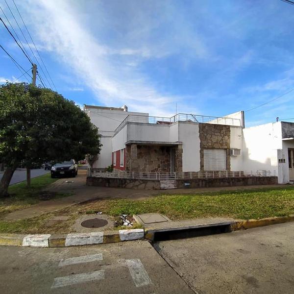 VENTA DE CASA 5 AMBIENTES EN VILLA LUZURIAGA