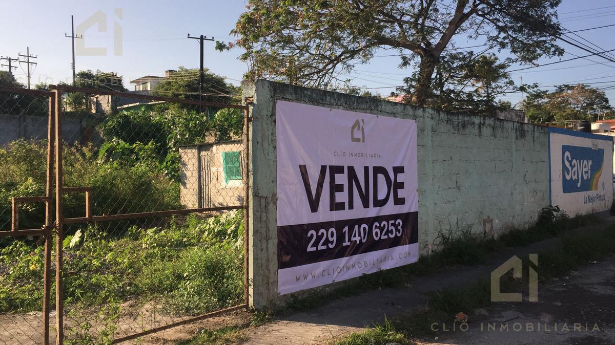 Terreno en Esquina en Venta, ubicado en el Coyol sobre la calle Hermenegildo Galeana, para uso comercial o habitacional