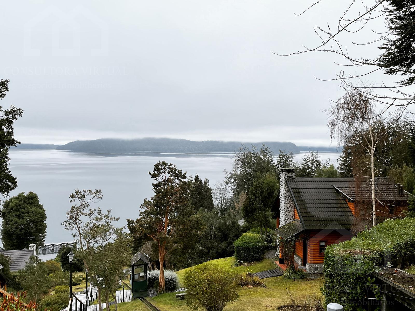 Casa con costa de lago, piscina y marina