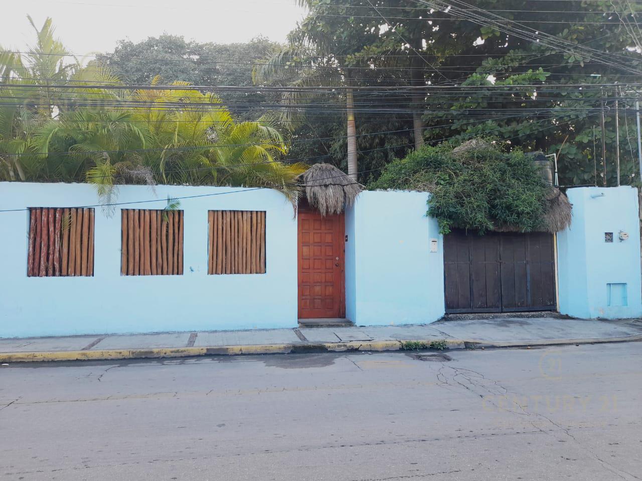 Propiedad en venta con departamentos  en la calle 1ra sur centro Playa del Carmen  P4101
