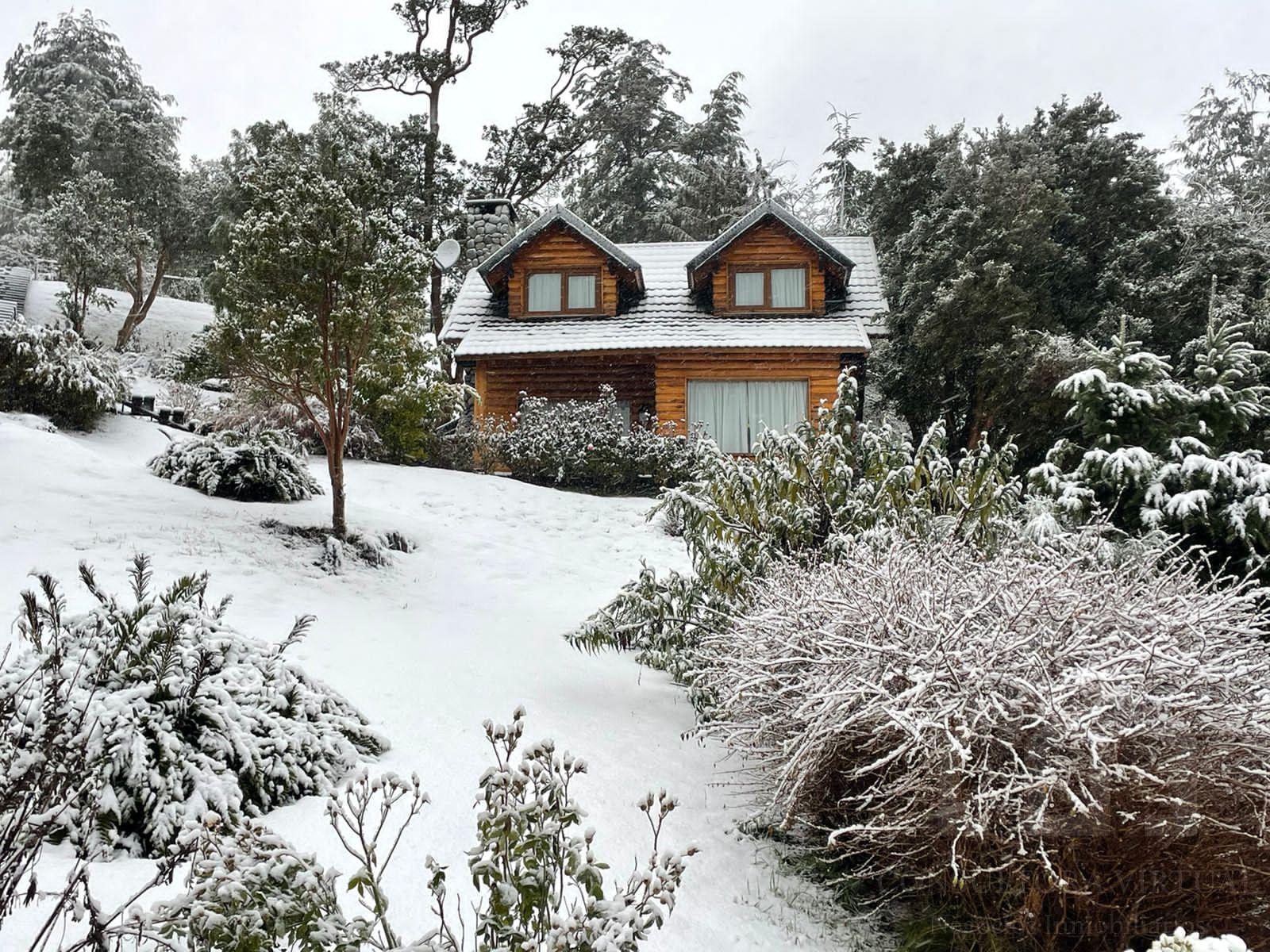 Casa con costa de lago, piscina y marina