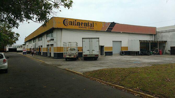 Bodega sobre avenida comercial en RENTA